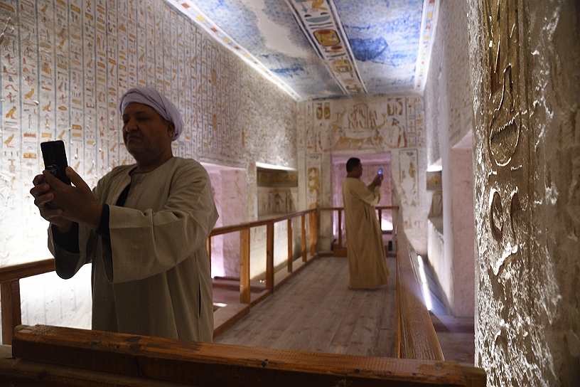 22 MAK_5937.jpg - Seguita un’altra stanza sulla quale si affacciano tre stanzette, che non sono aperte al pubblico, ma c’è chi si offre per le riprese fotografiche….